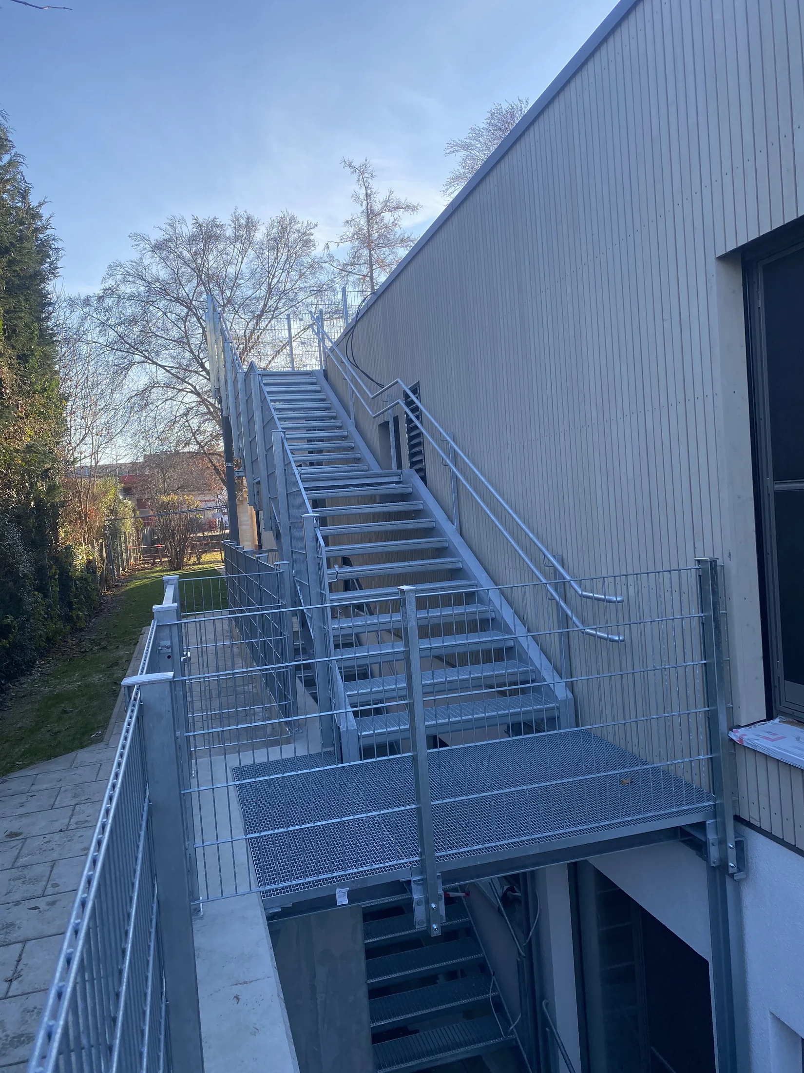 Verzinkte Außentreppe an einer Industriehalle
