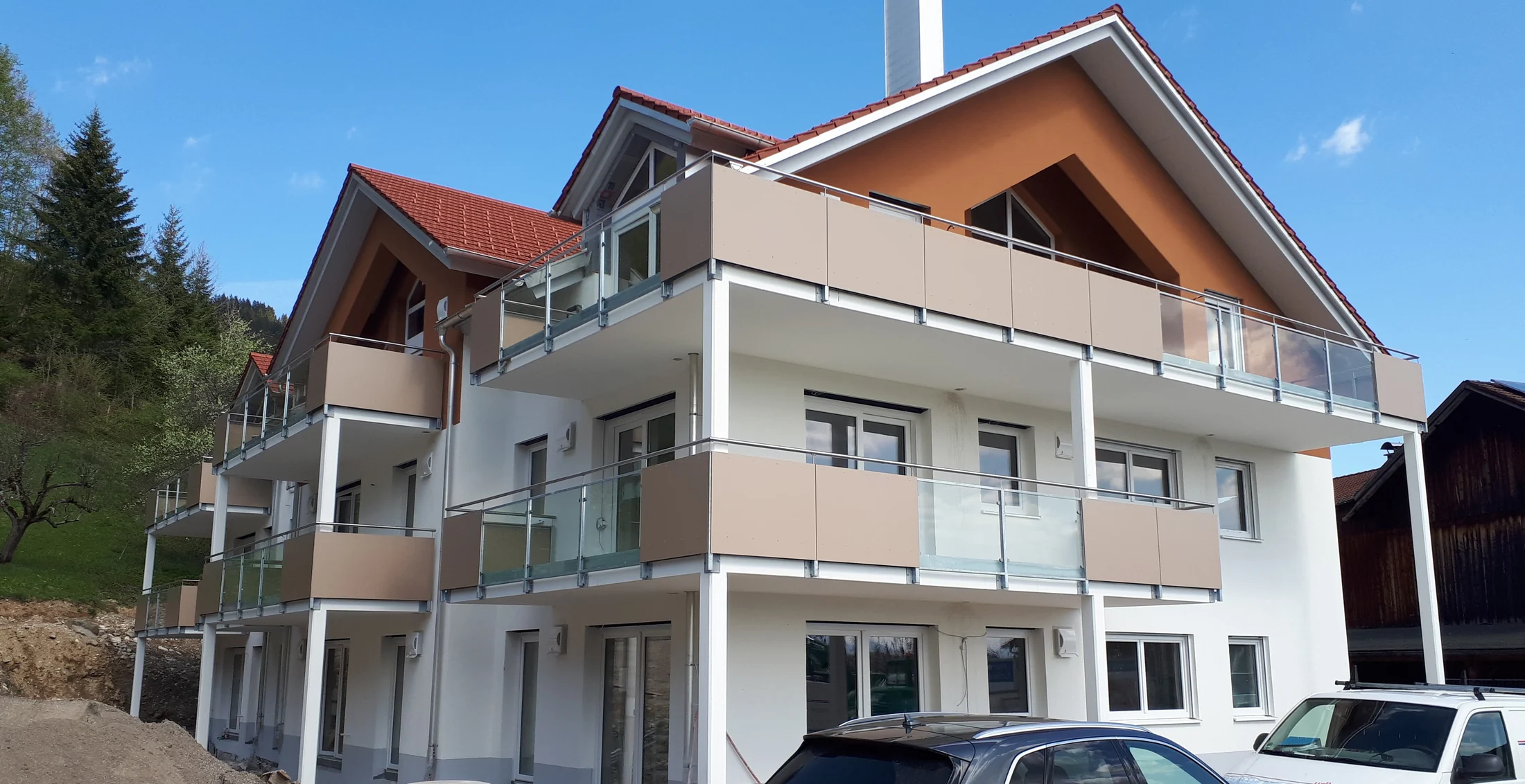 Mehrgeschossiges Wohngebäude mit Balkonen und Metallgeländern