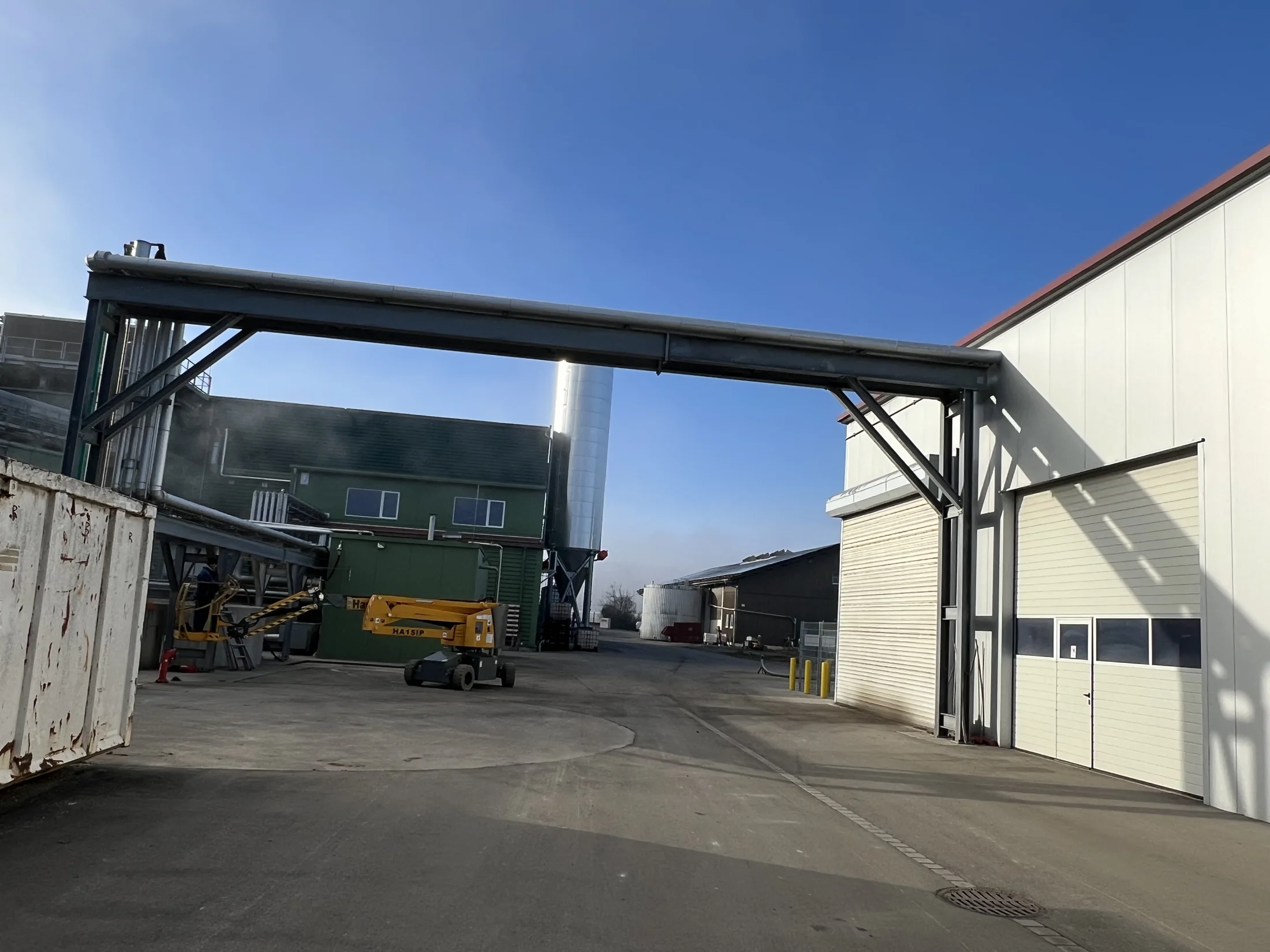 Stahlkonstruktion einer Rohrbrücke zwischen Industriegebäuden
