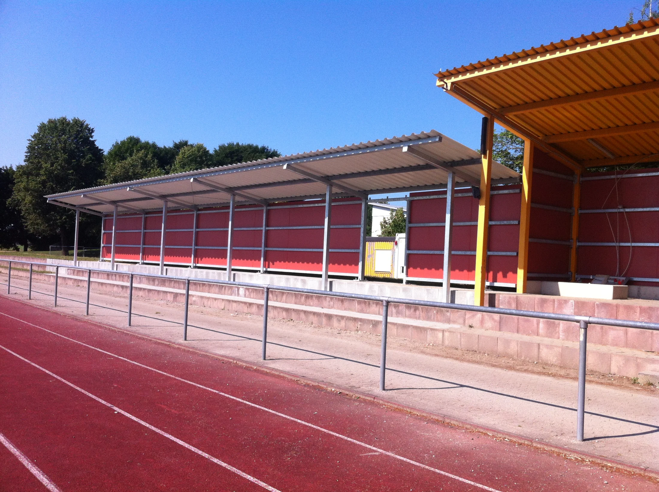 Überdachte Zuschauerbereiche an einer Sportanlage